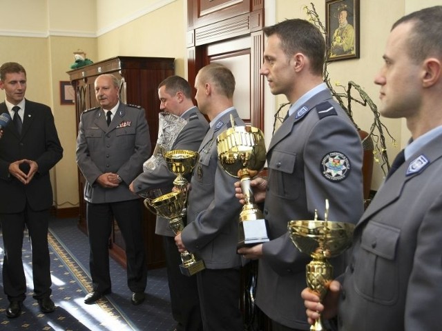 Policjanci laureaci: sierż. sztab. Robert Kuligowski i sierż. sztab. Robert Kasjaniuk z Komendy Miejskiej Policji w Białymstoku oraz policjanci z Oddziału Prewencji Policji w Białymstoku: sierż. Cezary Świderski i sierż. Krzysztof Kasjaniuk spotkali się z wojewodą (pierwszy z lewej)