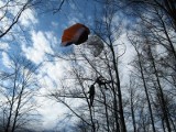 Wypadek paralotniarza: Paralotniarz zawisł na drzewie w Międzybrodziu [ZDJĘCIA] 