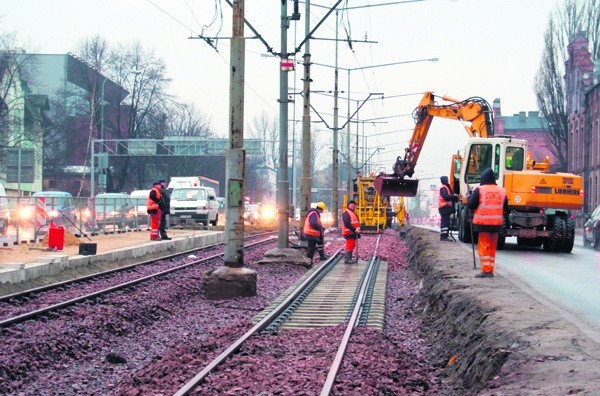 Po nowych torach na ul. Kopcińskiego jeździ podbijarka, która wyrównuje szyny.