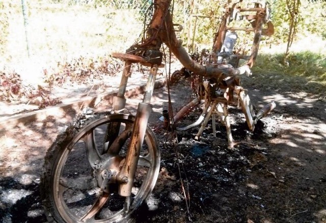 Motocykl spłonął doszczętnie przez rozgrzany silnik.