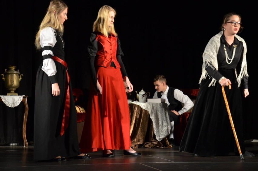 Brzesko. W Centrum Kulturalno - Bibliotecznym młodzi aktorzy przedstawili "Świętoszka" Moliera