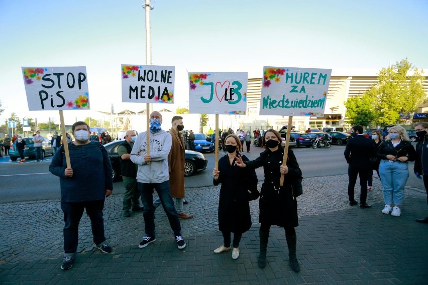 Warszawa: Protest przed siedzibą Trójki na Myśliwieckiej [zdjęcia] 1999. notowanie Listy Przebojów 3 nie pojawiło się na antenie