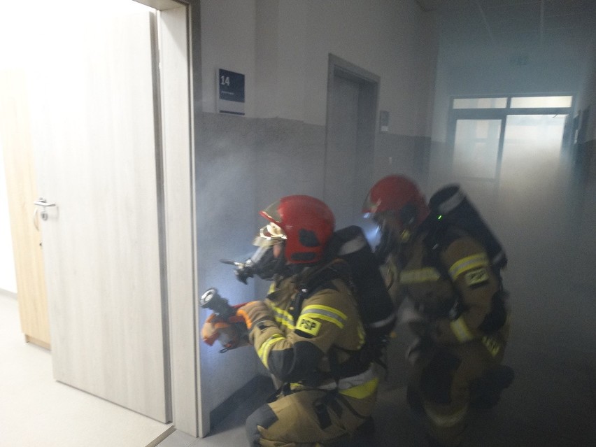 Pożar w Komendzie Powiatowej Policji w Zwoleniu. Strażacy ewakuowali kilkadziesiąt osób. To były ćwiczenia - zobacz zdjęcia