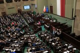 Posłowie i senatorowie dostali tysiąc złotych więcej na biura poselskie