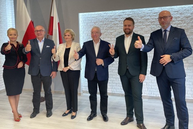 Radość z dofinansowania podczas piątkowej konferencji. Od lewej Agnieszka Kuś - radna Powiatu Starachowickiego, Jerzy Materek - członek zarządu Powiatu Starachowickiego, Danuta Krępa - radna Powiatu Starachowickiego, poseł Krzysztof Lipiec, prezydent Starachowic Marek Materek i szefa Starachowickiej Specjalnej Strefy Ekonomicznej Marcin Perz