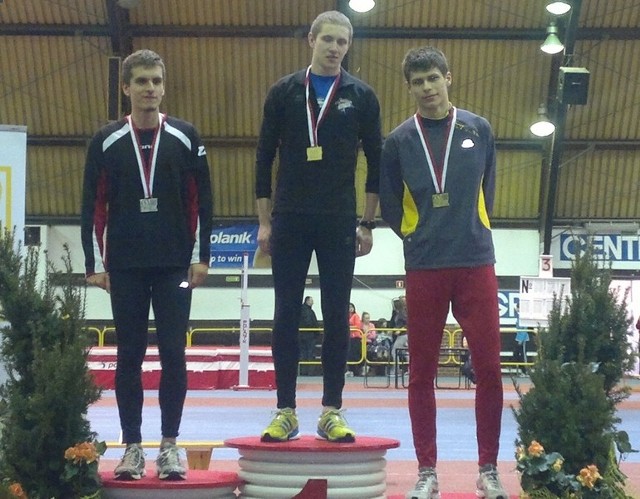 Mariusz Żak (z lewej) z ZTE Radom zdobył srebrny medal halowych mistrzostw Polski juniorów w biegu na 800 m