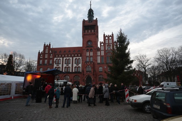 Wspólne kolędowanie przed choinką.