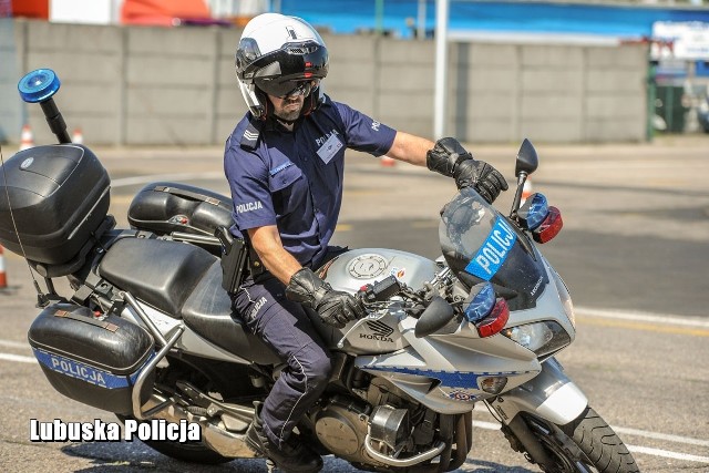 Policjanci z lubuskiej drogówki rywalizowali o miano najlepszego. Zwycięzcy będą reprezentować nasze województwo na zawodach krajowych. W środę, 5 czerwca, policjanci lubuskiej drogówki mogli sprawdzić swoją wiedzę i umiejętności zawodowe. W Gorzowie odbyły się eliminacje wojewódzkie turnieju „Policjant Ruchu Drogowego 2019”, w którym udział wzięło czternastu najlepszych policjantów drogówki z całego województwa lubuskiego. Mundurowi sprawdzili się w kilku konkurencjach. Rywalizowali na strzelnicy i w udzielaniu pierwszej pomocy przedmedycznej oraz rozwiązywali test. Pytania dotyczyły głównie zagadnień z zakresu ruchu drogowego, ale także prewencji i przepisów prawa. Następnie policjanci przenieśli się na specjalny tor przeszkód, który znajdował się na placu manewrowym Wojewódzkiego Ośrodka Ruchu Drogowego w Gorzowie. Musieli pokonać tor  policyjnym motocyklem i radiowozem w jak najkrótszym czasie. Ostatnią i najbardziej atrakcyjną konkurencją było kierowanie i regulacja ruchem na ruchliwym skrzyżowaniu. Całodzienne zmagania w piekielnym upale wyłoniły zwycięzcę. Już po raz trzeci z rzędu został nim sierż. szt. Łukasz Zalewski reprezentujący Komendę Powiatową Policji we Wchowie. Drugi był sierż. Paweł Alchimowicz z Zielonej Góry. Przed rokiem wspomniana dwójka zajęła III miejsce na szczeblu centralnym, a indywidualnie Łukasz zajął II miejsce. Zobacz wideo: Dla chorego trzylatka zagrali strażacy, policjanci, pogranicznicy