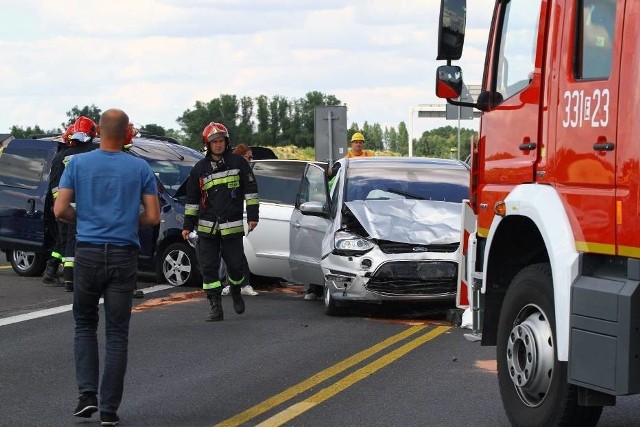 W niedzielę na drodze krajowej nr 1 (DK1) koło Piotrkowa Trybunalskiego doszło do wypadku, w którym rannych zostało 7 osób, w tym pięcioro dzieci. Policjanci wstępnie ustalili, ze zawinił obywatel Czech, który postanowił zawrócić w niedozwolonym miejscu.Wypadek na DK1 koło Piotrkowa. Siedmioro rannych, w pięcioro dzieci