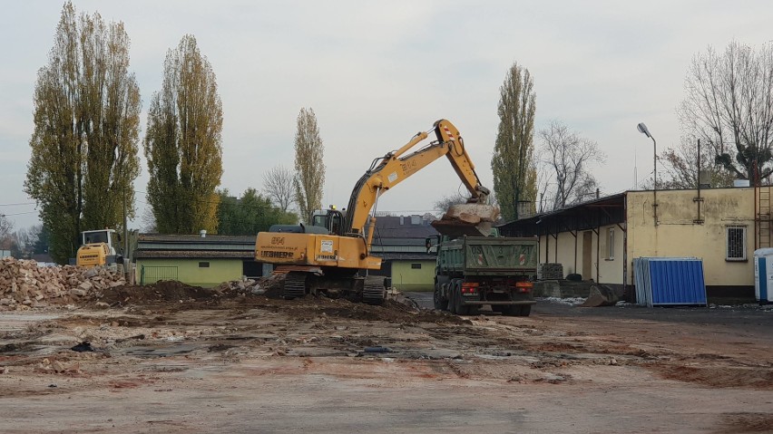 "Premium Park" stanie w Strzelcach Opolskich. Ruszyło wyburzanie starych magazynów należących niegdyś do spółdzielni "Rolnik"