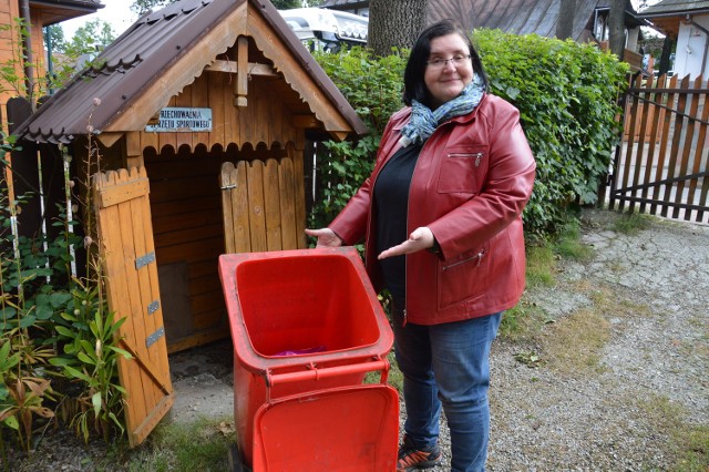 Beata Czerska pokazuje swój kosz. - Prawie pusty. Ciekawe jak mi go zaliczy Tesko - zastanawia się