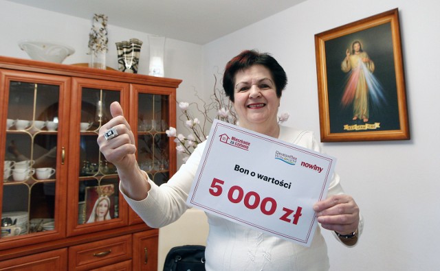 W wygraną w loterii Nowin pani Maria uwierzyła dopiero w momencie, gdy przekazaliśmy jej symboliczny bon o wartości 5000 zł
