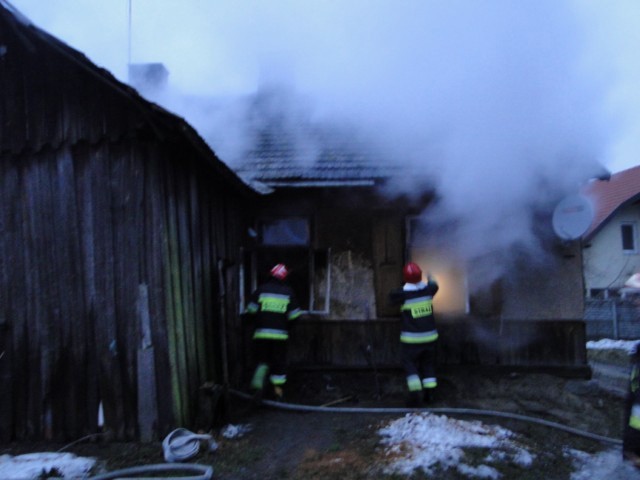 Pożar na Piłata. Palił się drewniany budynek mieszkalny (zdjęcia)
