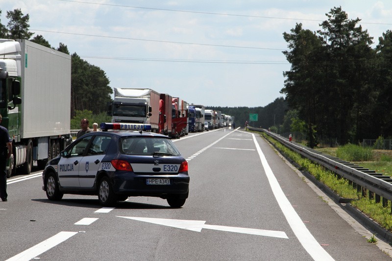 Zderzenie tira z mazdą pod Nową Solą