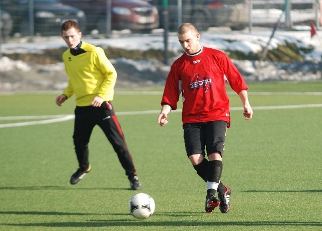 W skarżyskim zespole testowany był między innymi Wojciech Jagodziński (przy piłce), który ostatnio występował w Astrze Piekoszów.