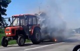 Traktor z płonącą przyczepą hitem sieci (wideo)
