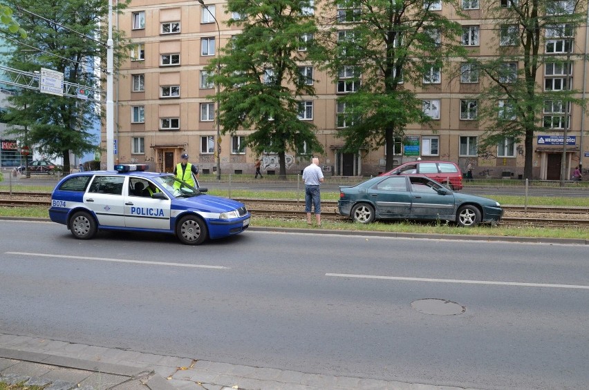 Wrocław: Wypadek przy placu Legionów. Samochód zablokował torowisko (ZDJĘCIA)