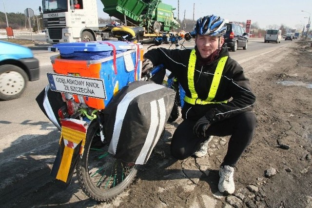 Maciej Stawinoga nazywany Odblaskowym Aniołem ze Szczecina przemierza na rowerze całą Polskę, żeby rozdawać dzieciom opaski odblaskowe.