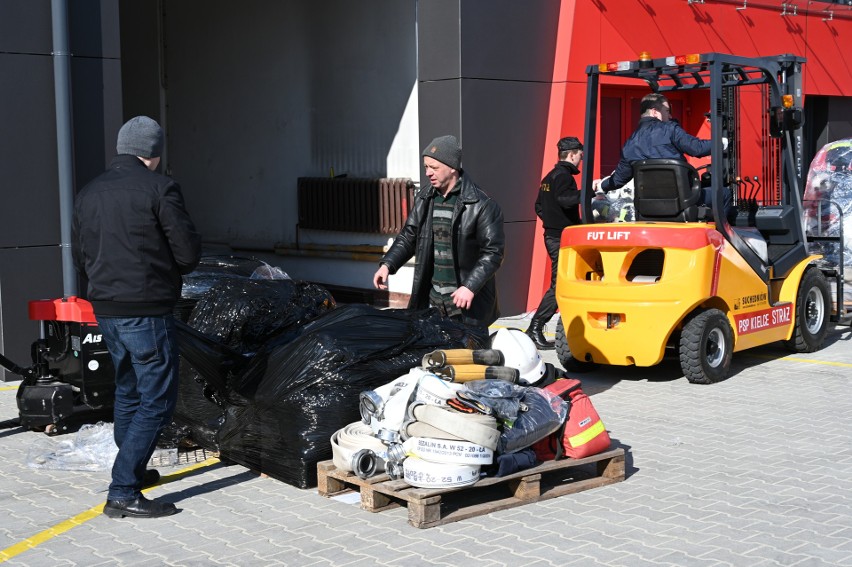 Niesamowita akcja świętokrzyskich strażaków! Oddają na Ukrainę cenny sprzęt, agregaty prądotwórcze, a nawet samochody (ZDJĘCIA)