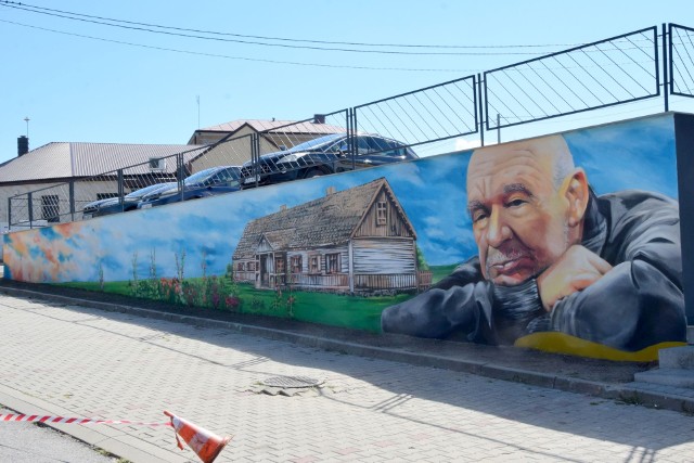 Zdjęcia z oficjalnego odsłonięcia muralu Ryszarda Kotysa. W miejscu po lewej ma pojawić się wyjątkowa treść.
