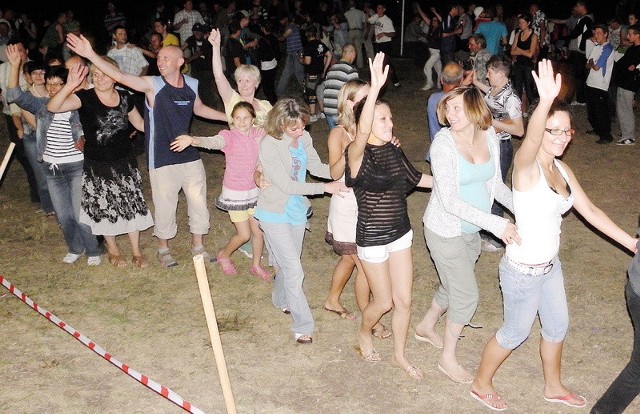 Ten "pociąg&#8221; jechał nie po szynach, a po trawie. I to jak! Wszyscy gremialnie włączyli się do tańca w takt piosenki "Jedzie pociąg z daleka&#8221;