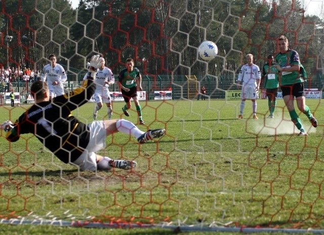 Tak padł jedyny gol w meczu Stal-Flota, po rzucie karnym w wykonaniu Jaromira Wieprzęcia.