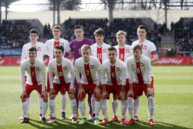 W kadrze U17 nie brakuje zawodników Lecha Poznań. Na zdjęciu Karol Smajdor (nr 2), Wiktor Pleśnierowicz (5). Z ławki w spotkaniu z Irlandią (0:1) podniósł się natomiast Szymon Czyż. 