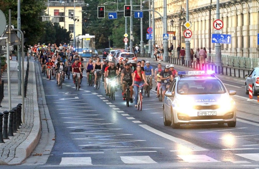 Rowerowa masa krytyczna we Wrocławiu. Kilkanaście patroli policji zabezpieczało cyklistów [ZDJĘCIA] 