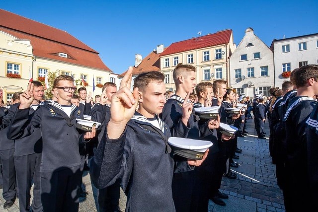 To był uroczysty dzień. Była msza święta, pasowanie uczniów klas pierwszych i jubileuszowa akademia. W ciągu dnia można było odwiedzić szkołę oraz internat. Atrakcją był rejs statkiem szkoleniowym ,,Franek". Wieczorem odbył się Bal Absolwenta. Zobacz także: Projekt Plaża w Darłowie