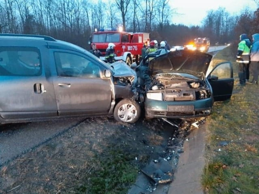 Groźny wypadek w Małej Karczmie koło Gniewa. Na drodze krajowej nr 91 zderzyły się 2 samochody osobowe! [zdjęcia]