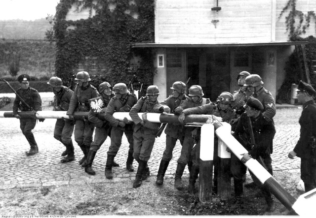 Propagandowe zdjęcie łamania polskiego szlabanu granicznego w Kolibkach. Tędy 1 września oddziały Landespolizei wkroczyły na teren Polski. Samo zdjęcie zostało zainscenizowane już po zakończeniu walk