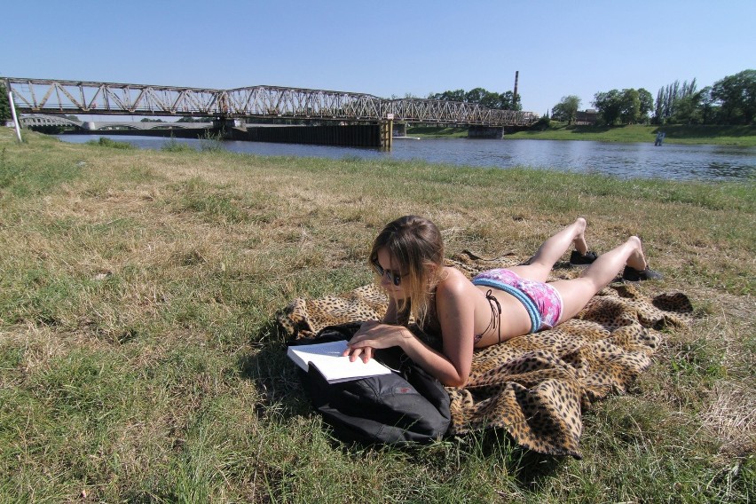 Wrocławianie chętnie grillują i opalają się nad Odrą (ZOBACZ ZDJĘCIA)