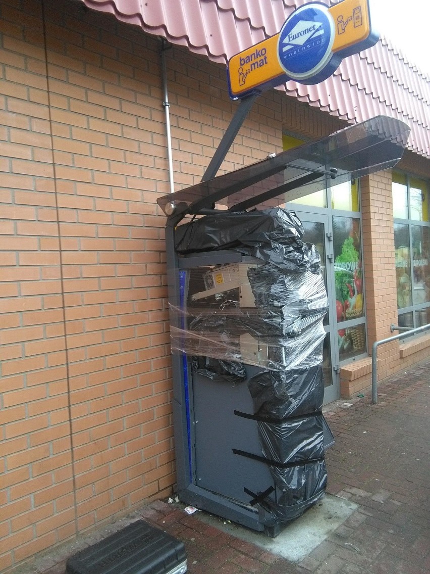 Wysadzenie bankomatu w Gorzowie Wlkp. Złodzieje użyli gazu do zniszczenia urządzenia. Nie udało im się zabrać pieniędzy [ZDJĘCIA]