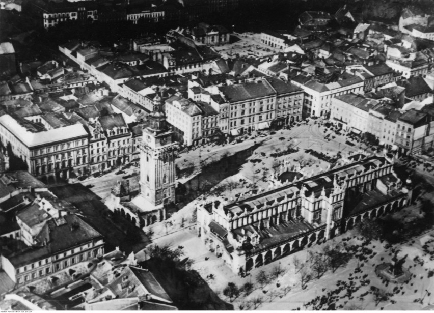 Rynek Główny z widocznymi Sukiennicami i Wieżą Ratuszową,...