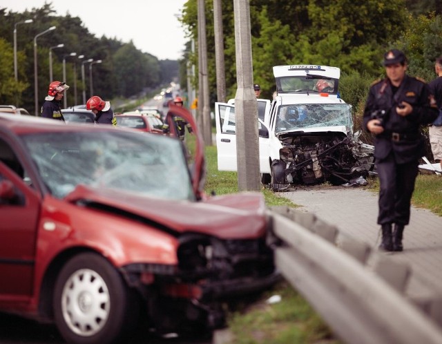 Samochód zjechał na przeciwległy pas ulicy Szubińskiej i zderzył się z trzema autami.