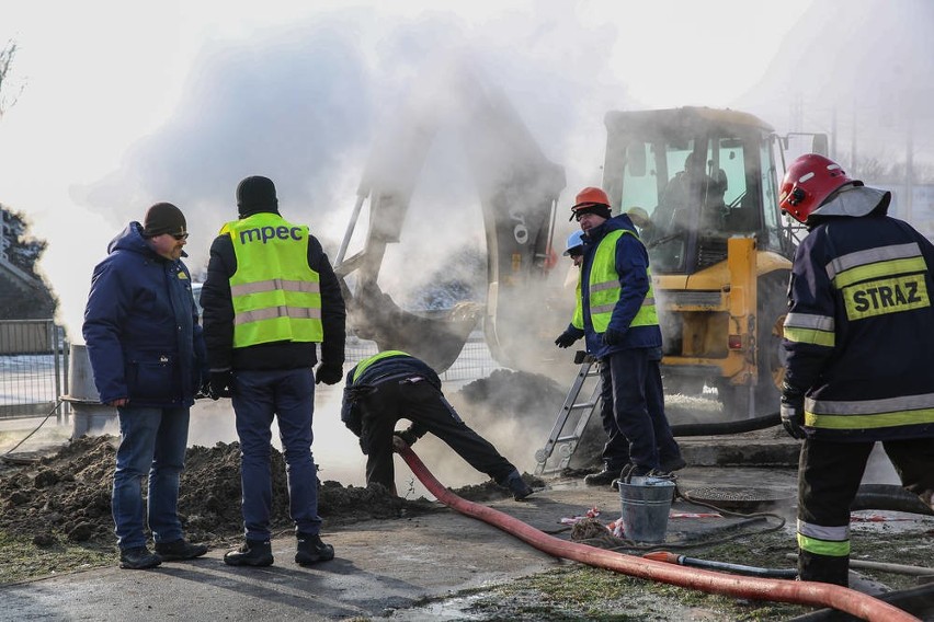 W usuwaniu awarii pomagała pracownikom MPEC straż pożarna
