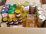 Do 305 rodzin z gminy Wodzisław trafiło 12 ton żywności z Caritas. Paczki przygotował ośrodek pomocy, a dostarczyli strażacy (ZDJĘCIA)
