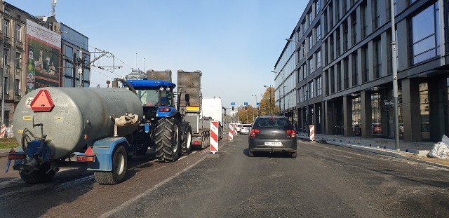 Od piątku (23 października), od godz. 19, aż do późnych godzin wieczornych w niedzielę (25 października) wyłączony z ruchu zostanie odcinek remontowanej ul. Zachodniej – od ul. Ogrodowej do ul. Legionów (wraz ze skrzyżowaniem z ul. Ogrodową). Przejazd będzie zamknięty w obu kierunkach – zarówno na północ, jak i na południe miasta. Czas ten zostanie wykorzystany do wylania nowych nawierzchni jezdni.Czytaj więcej na następnej stronie