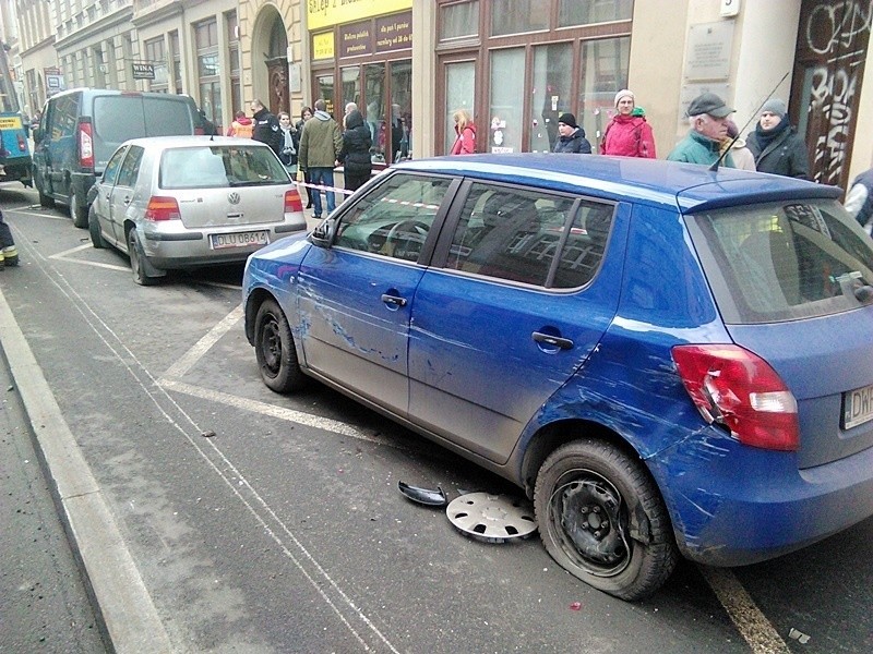 Wrocław: Wypadek na Krupniczej. Tramwaj wykoleił się i uderzył w samochody. Są ranni (ZDJĘCIA, FILM)