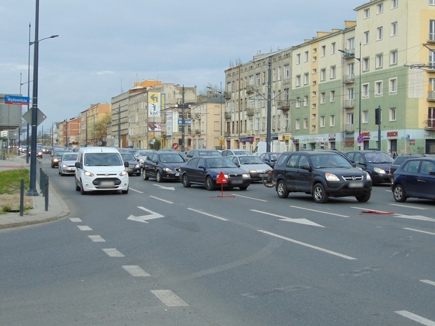 Wypadek na Piłsudskiego przy Wydawniczej w Łodzi. Zderzenie taksówki z alfą [ZDJĘCIA, FILM]