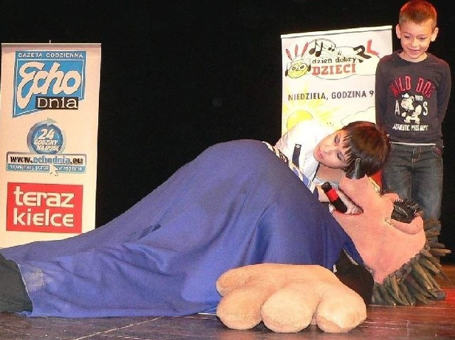 Pierwszoklasista Eryk, razem z doktor Iwoną Widłak, ratowali na scenie zemdlonego jeża Edka podczas środowej gali "Pierwszaki 2011" w Busku-Zdroju.