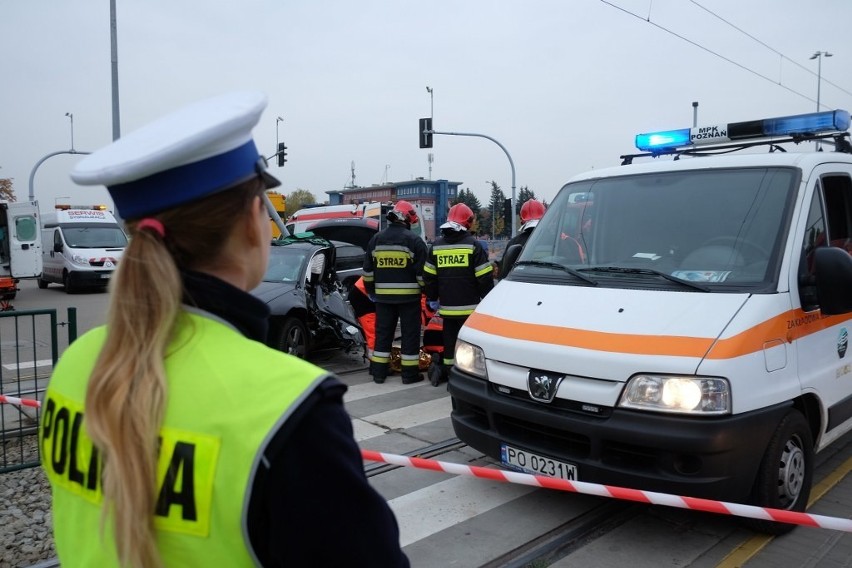 Wypadek na rondzie Skubiszewskiego. Auto wjechało pod...