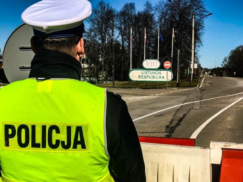 Koronawirus w Polsce. Policjanci strzegą granicy z Litwą [ZDJĘCIA]