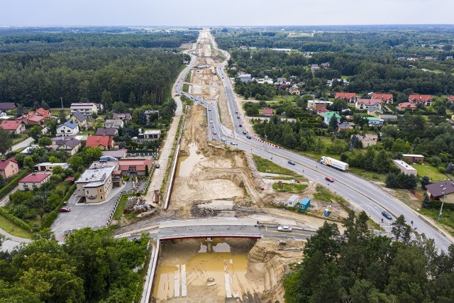 Od Grójca do Warszawy trwają roboty przy przebudowie trasy krajowej numer siedem. Zgodnie z umową ekspresówką do samej stolicy mamy pojechać jesienią 2022 roku. Zobacz na kolejnych zdjęciach, jak wygląda postęp prac na "siódemce" >>> 