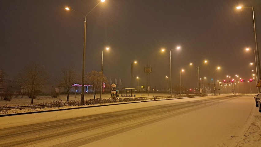 Zima przypuściła atak w regionie radomskim. Na drogach może być ślisko i niebezpiecznie. Są ostrzeżenia 