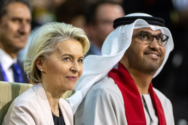 Szef COP28 Sultan Ahmed Al Jaber oraz przewodnicząca Komisji Europejskiej Ursula von der Leyen na konferencji ONZ w sprawie zmian klimatycznych w Dubaju