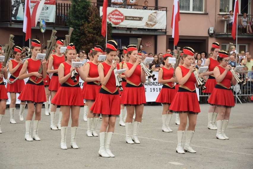 Parada i tańce instrumentalistów w Skale. Festiwal Orkiestr Wojskowych i Dętych