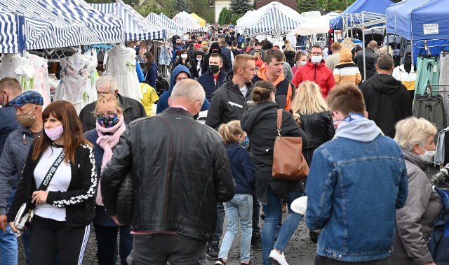 W niedzielę 24 maja znów mieliśmy prawdziwe szaleństwo na giełdzie samochodowej w Miedzianej Górze. Wygląda na to, że zagrożenia koronawirusem wiele osób już nie dostrzega. O zachowaniu jakichkolwiek bezpiecznych odległości, nie ma mowy, z niedzieli na niedzielę coraz mniej ludzi nosi maski.24 maja znów na terenie giełdy, kiedyś samochodowej a dziś wielkiego bazaru przez kilka godzin kłębił się wielki tłum kupujących. Znów świetnie szły kwiaty i inne rośliny do ogrodów. Chętnie kupowano też tekstylia.Zobaczcie zakupowe szaleństwo na giełdzie w Miedzianej Górze koło Kielc w niedzielę 24 maja.