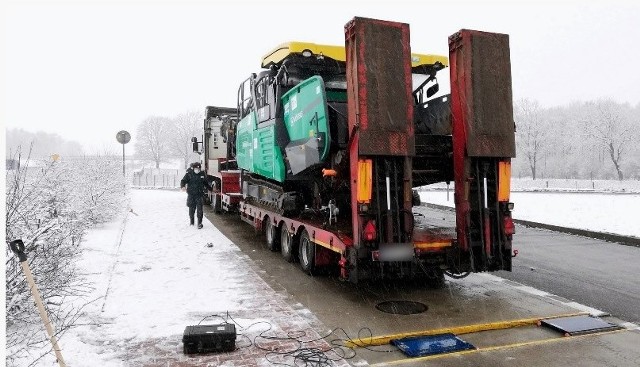 Zestaw ciężarowy zatrzymano w czwartek (7 stycznia) na ekspresowej piątce koło Gniezna. Wraz z ładunkiem ważył 45,8 tony zamiast dopuszczalnych 40 ton.