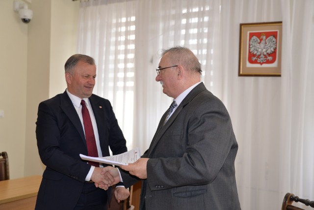 Burmistrz Połańca Jacek Nowak podpisał umowę z Wiesławem Kopciem